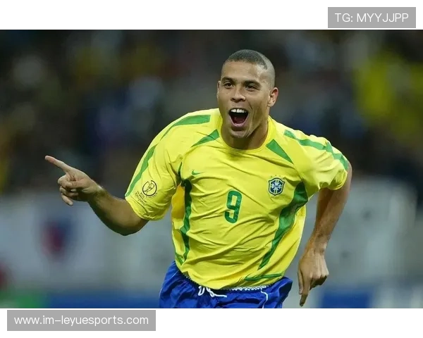 足球球星身型塑造与成长历程解析为男孩子提供健身与运动启示